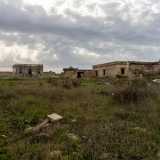 Lato terra continua per� la desolazione con una stradina in salita che costeggia basse palazzine decadenti...
